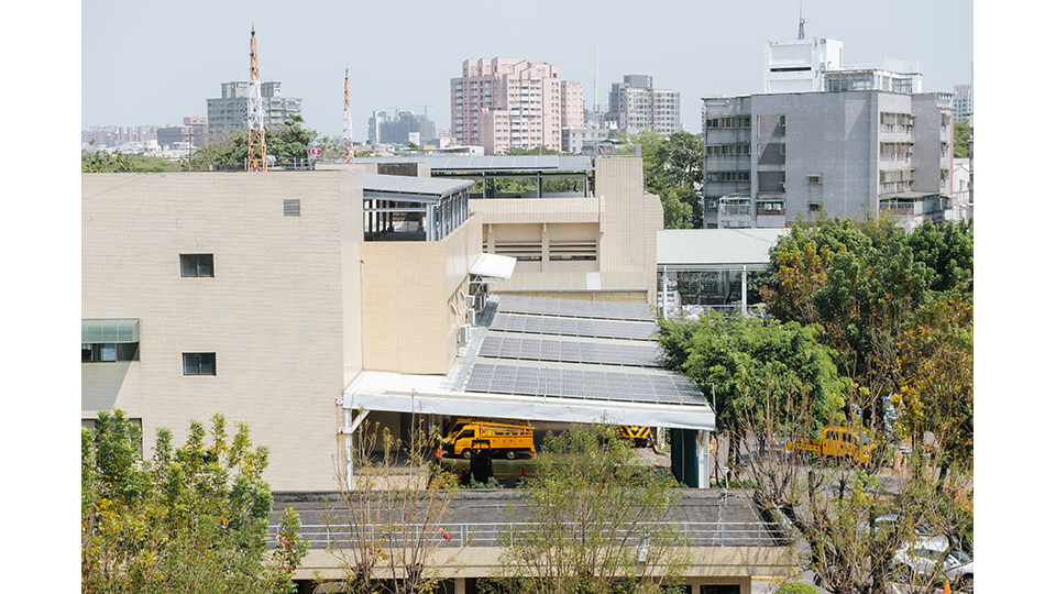 鳳山區處與綜研所聯手建置太陽光電系統，實現能源自給的智慧綠社區。(圖為屋頂型光電板一隅，以及貨櫃式儲能系統)